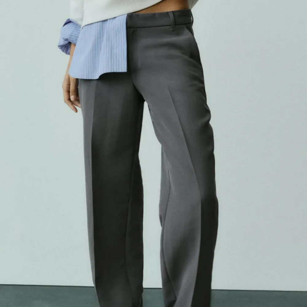Grå skitsnygga kostymbyxor ifrån Zara, helt nya med prislappen kvar! Säljer för 300kr. Tveka inte på att skriva privat om du har frågor!😚💕. Jeans & Byxor.