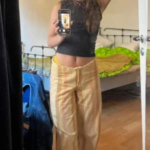 Randiga linnebyxor Zara - Säljer dessa färgglada linnebyxor från Zara🌟 sparsamt använda (lånade bilder från Instagram)