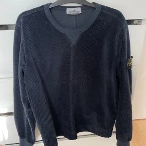 Stone Island overshirt  - Storlek M, använd ungefär 3 gånger och ser helt ny ut. Ordinarie pris 4000kr