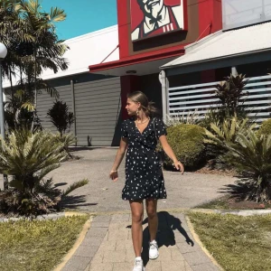 Klänning - Säljer en jätte fin sommarklänning från Australien. Den kommer tyvärr inte till användning. Kom privat för fler bilder och info!💓