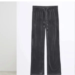 Gina tricot Velour byxa grå - Gina tricot velour byxa i grå. storlek xs. Utan snöre. Använd fåtal gånger men som ny inga defekter! Vid intresse eller mer bilder hör av dig💕
