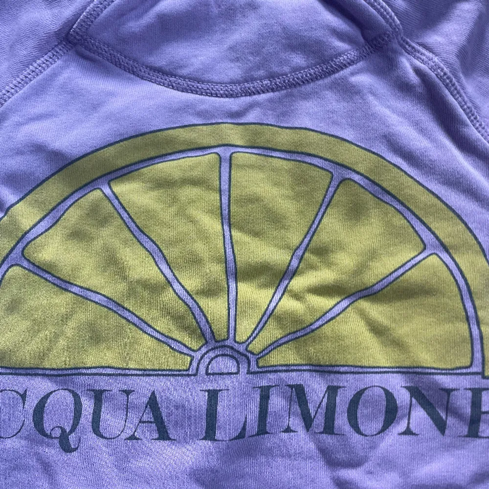 Säljer denna Aqua Limone tröjan eftersom den inte passar längre. Används ett par gången men är fortfarande i bra skick ❤️. Köpte för 999kr men priset nu går att diskuteras. Tröjor & Koftor.