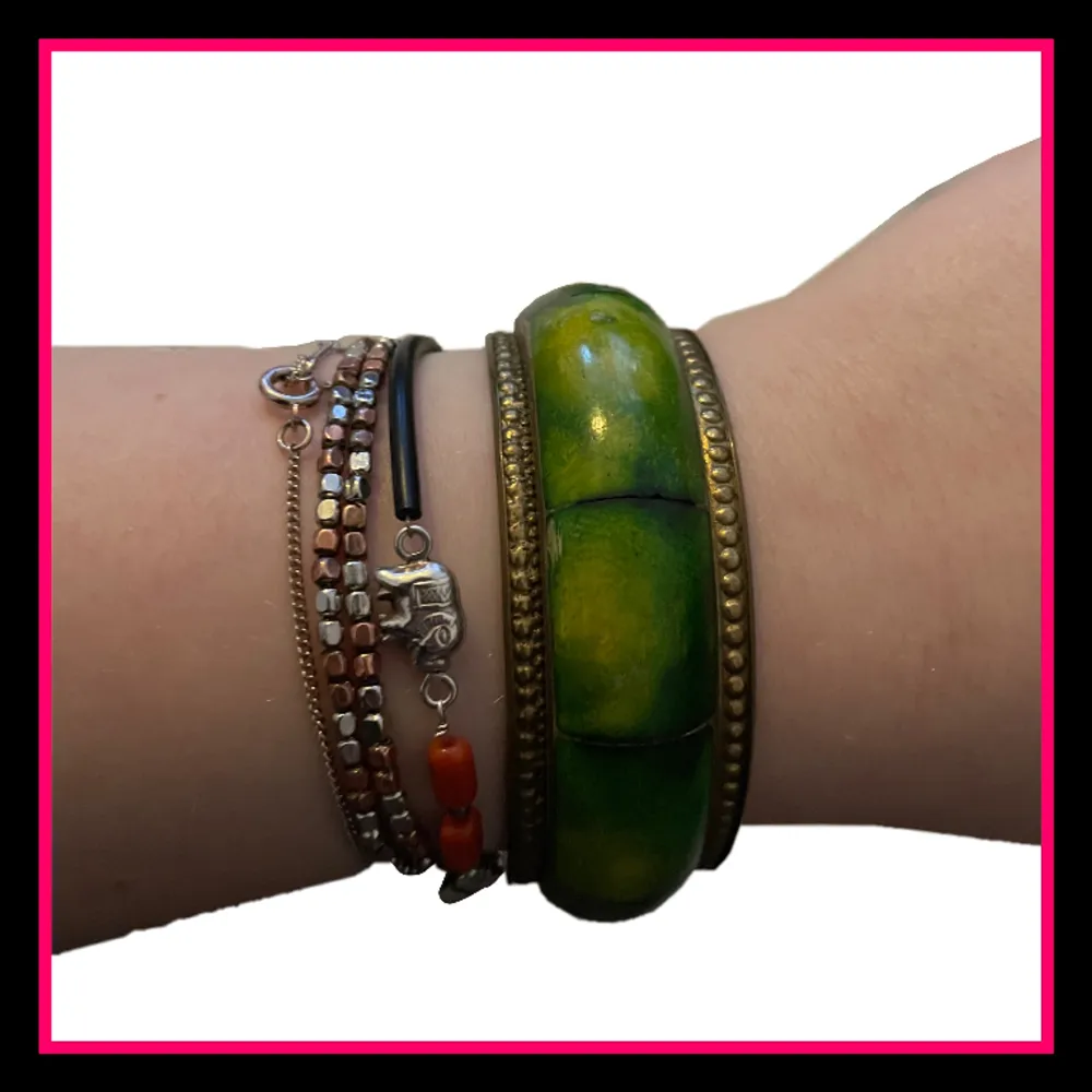 Jag säljer detta armband med den vackraste gröna färgen!💚 skriv jättegärna vid frågor eller fler bilder!💗. Accessoarer.