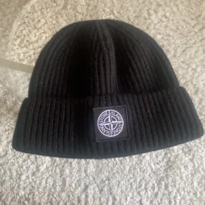 Stone island mössa - Svart Stone island mössa, aldrig använd. Har kvar tags och påse, vet ej om äkta eftersom jag fick den som present. 