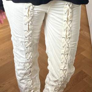 Jätte snygga other stories jeans! Använda en gång säljer då de är lite för små för mig.. nypris 700! 