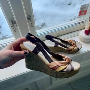 Zeta Spain - Material: Läder + kilklack i annat material Skick: Använda men så otroligt sköna att gå i och har kvar att ge! 