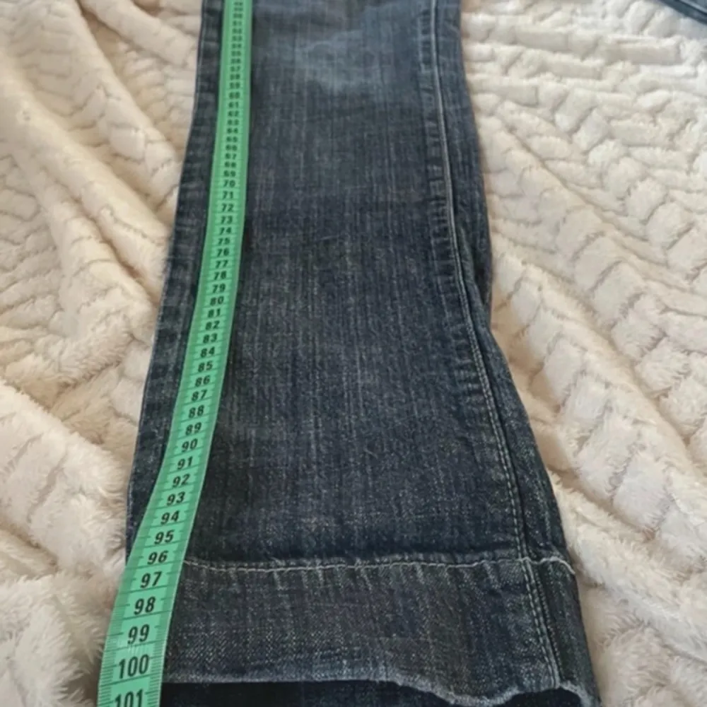 Raka lågmidjade jeans storlek 36/S bra skick 200 +frakt. Skriv privat för frågor eller fler bilde💕. Jeans & Byxor.