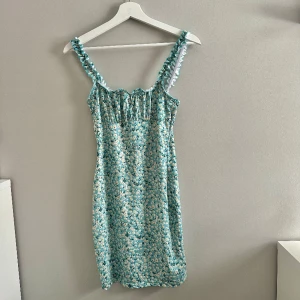 Klänning - Andra bilden visar den rätta färgen.