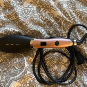 Värmeborste - En oanvänd värmeborste från Emerio. Har ej kvar förpackningen. Den har justerbar temperatur och roterbar sladd! Hör av dig vid frågor🤗 Priset kan diskuteras vid snabb affär!!