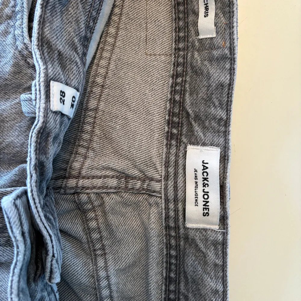 Knappt använda jack & jones jeans i model Loose/Chris i storlek 28 30. Ej slitna nästintill nya. Två knappt synliga hål vänster bakficka.. Jeans & Byxor.