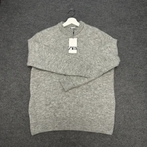 stickad tröja - skitsnygg stickad tröja ifrån zara, helt ny med tags kvar   storlek S men sitter mer som M