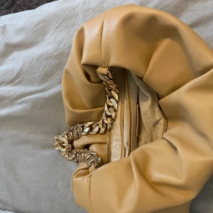 Beige väska från Mango🧡 - Väska med guldkedja från Mango!🧡Söt till våren och rymlig, inga tecken på användning!