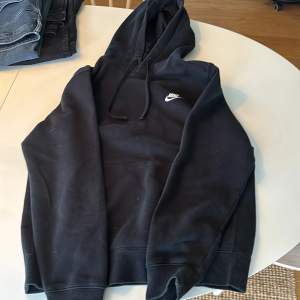 Nike hoodie i fint skick, lite oversize stil i storlek S