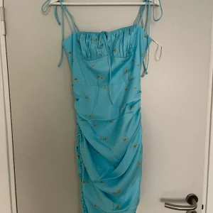 Adoore klänning - Säljer min Adoore klänning som aldirg är använd. Perfekt till sommarens alla aktiviteter