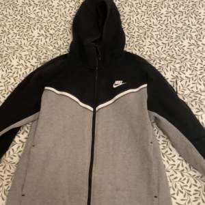 Grå svart Nike tech fleece i bra skick storlek M