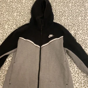 Nike tech fleece - Grå svart Nike tech fleece i bra skick storlek M