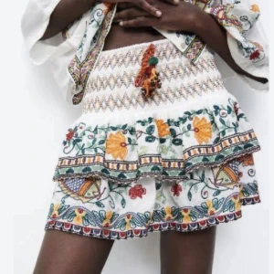 Zara broderad volangkjol - Säljer min jätteunika kjol från Zara! Använd ett fåtal gånger🤍! Perfekt till sommaren!