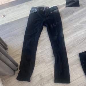 Ett par svarta jätte snygga jeans
