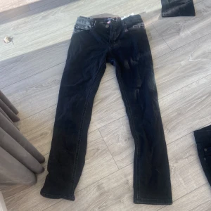 Ett par Tommy hilfiger  - Ett par svarta jätte snygga jeans