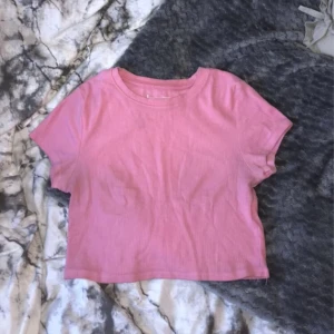 Rosa kort T-shirt - Jätte gullig att ha till ett par jeans eller en kjol😍☺️