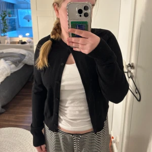 Kofta H&M - Svart kofta med knappar från H&M i storlek M. Koftan är ej använd och har inga defekter 