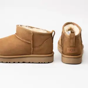 Korta bruna uggs, endast använt fåtal gånger. Har inte kvar kvitto men äkthets bevis finns att scanna inuti. (Pris kan diskuteras)