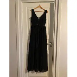 En svart golvlång klänning från märket Zapaka. Köpt på Sellpy för 650 kr (med original-lappar kvar). Säljer då den är lite för stor för mig.  Köparen står för frakt.