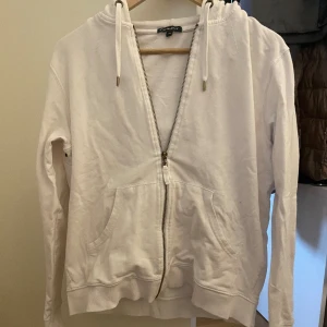 Vit zip-up  - Vit zip-up hoodie från twilfit. Köpt second hand av mig dock men i jätte jättebra skick😊står storlek xl men jag med storlek s har använt den och den passar så skulle inte säga att storleken är rätt. Så fin verkligen💞