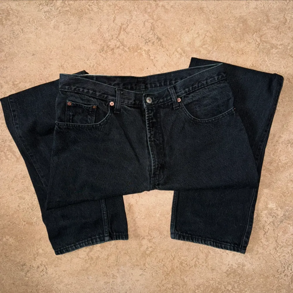 Svarta jeans, sitter mer baggy Storlek: 34x34. Jeans & Byxor.