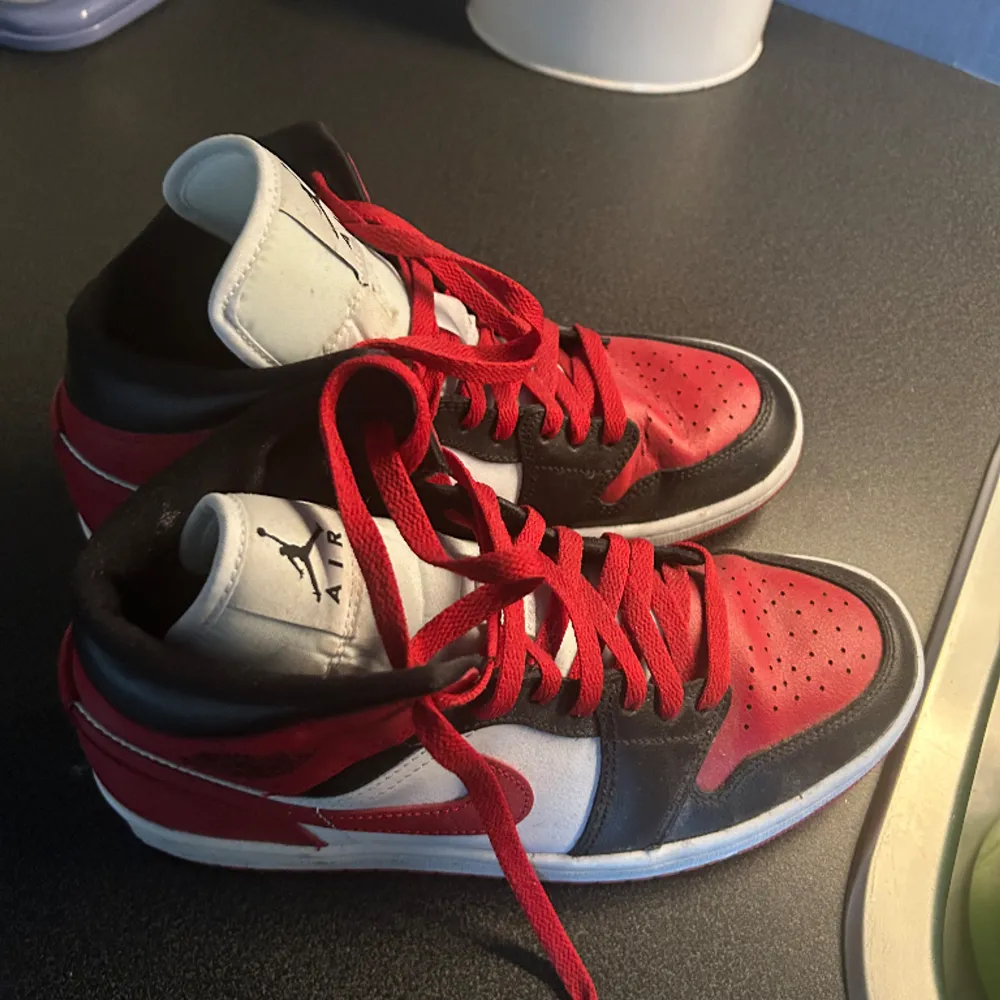 säljer nu mina jordans. använda fåtal gånger. köpta på zalando. tryck inte på köp nu utan att kontakta mig först :). Skor.