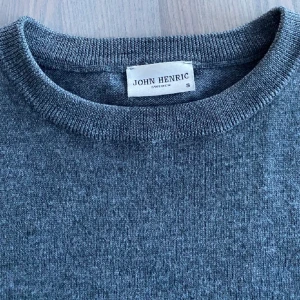 John Henric stickad tröja - As snygg stickad tröja från John Henric i materialet merinoull som inte alls blivit använd så mycket och skicket är därför 10/10. Passar mig som är 183 men passar även folk som är 175 uppåt. Köpt för 700 kr. priset kan diskuteras vid snabbt köp:)