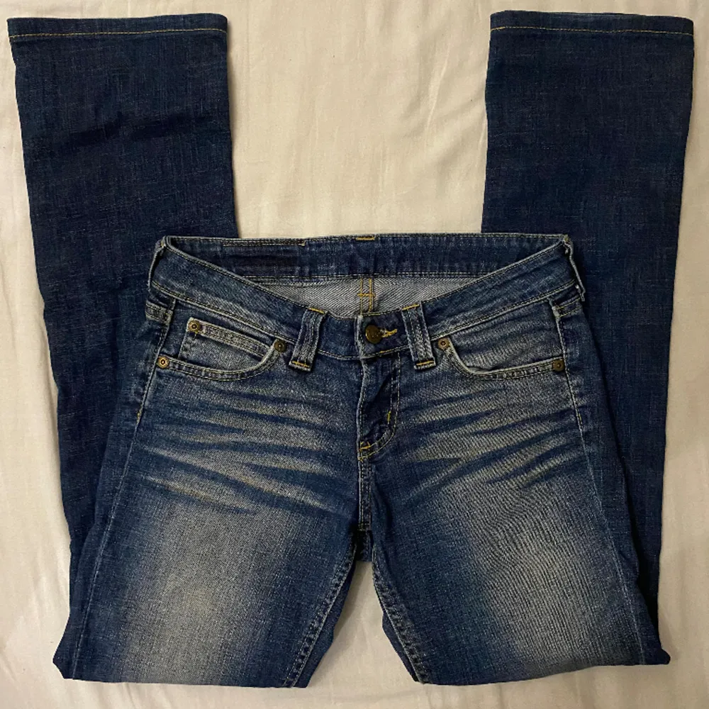 I väldigt fint skick, skulle säga att dom är som en blandning mellan raka och bootcut jeans, har inte super mycket svängning längst ner men det ser fortfarande ut som bootcut på (sista bild) Mått: innerbenslängd 72-73cm, midjemått rakt över ca 37cm💕 . Jeans & Byxor.