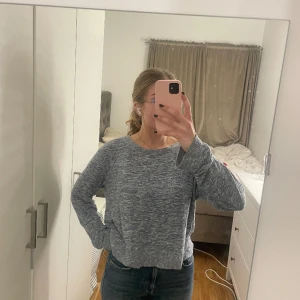 Mjuk Långärmad tröja  - Tröja i jättemysigt material. Lite nopprig. 