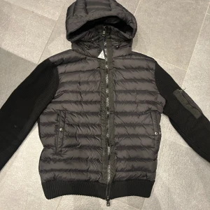 Moncler cardigan - Storlek L men sitter som M, passar som vårjacka.