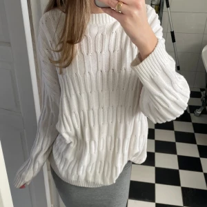 BikBok tröja   - Mysig tjocktröja från BikBok, sparsamt använd så den är i bra skick. Nypris var 500 kr🙌🏼