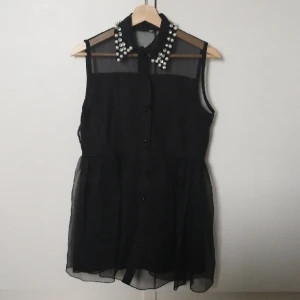 Fest Klädning  - Klänning är i bra skick har nästan alldrig använts.