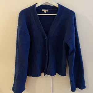 Stickad kofta  - Blå stickad kofta ifrån Gina Young. Supermjukt skönt material. Den är sparsamt använd så inga noppror eller liknande! Strl. 158-164 men passar även om man brukar ha xs-s