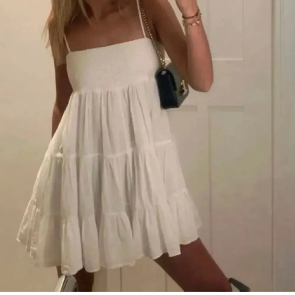 Helt oanvänd vit klänning från Zara i storlek S. Banden är justerbara. (lånade bilder) 🤍🩷🤍🩷. Klänningar.