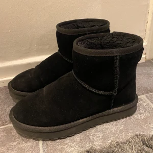 Vinterskor/ fake uggs - ”Uggs” som är mycket varmt fodrade och varsamt använda. Ser väldigt skitiga ut på bilden då jag inte tvättat dom än.