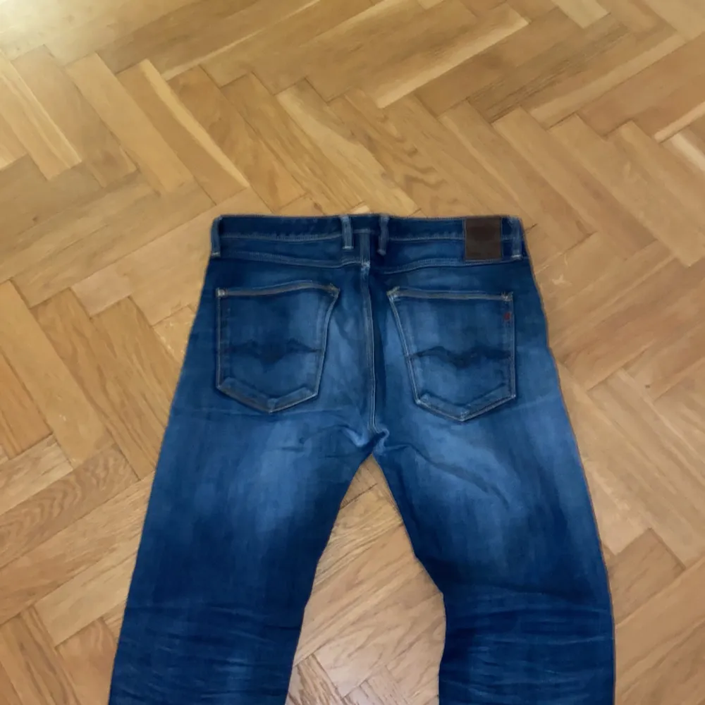 Replay jeans i storlek 32/32, dem är i bra skick men har täcken på användning, hör av er vid funderingar och frågor?. Jeans & Byxor.