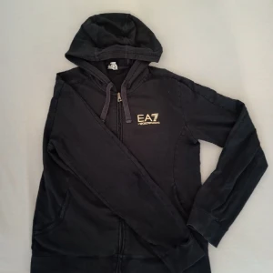 Armani kofta med storleken S för bara 300kr - Den är i bra skick och köpte den förra månaden, den passa aldrig och log bara.i mitt garderob. Helt ny, storlekar S och för bara 300kr