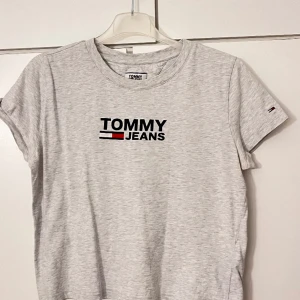Tommy Jeans T-Shirt - Säljer en Tommy Jeans T-Shirt. Den är i bra skick. Storlek 36/S