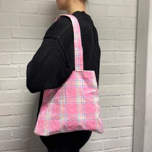 Remake tygväska av rosa rutigt återanvänt tyg med en vit baksida💚Skriv om intresse samt frågor finns!