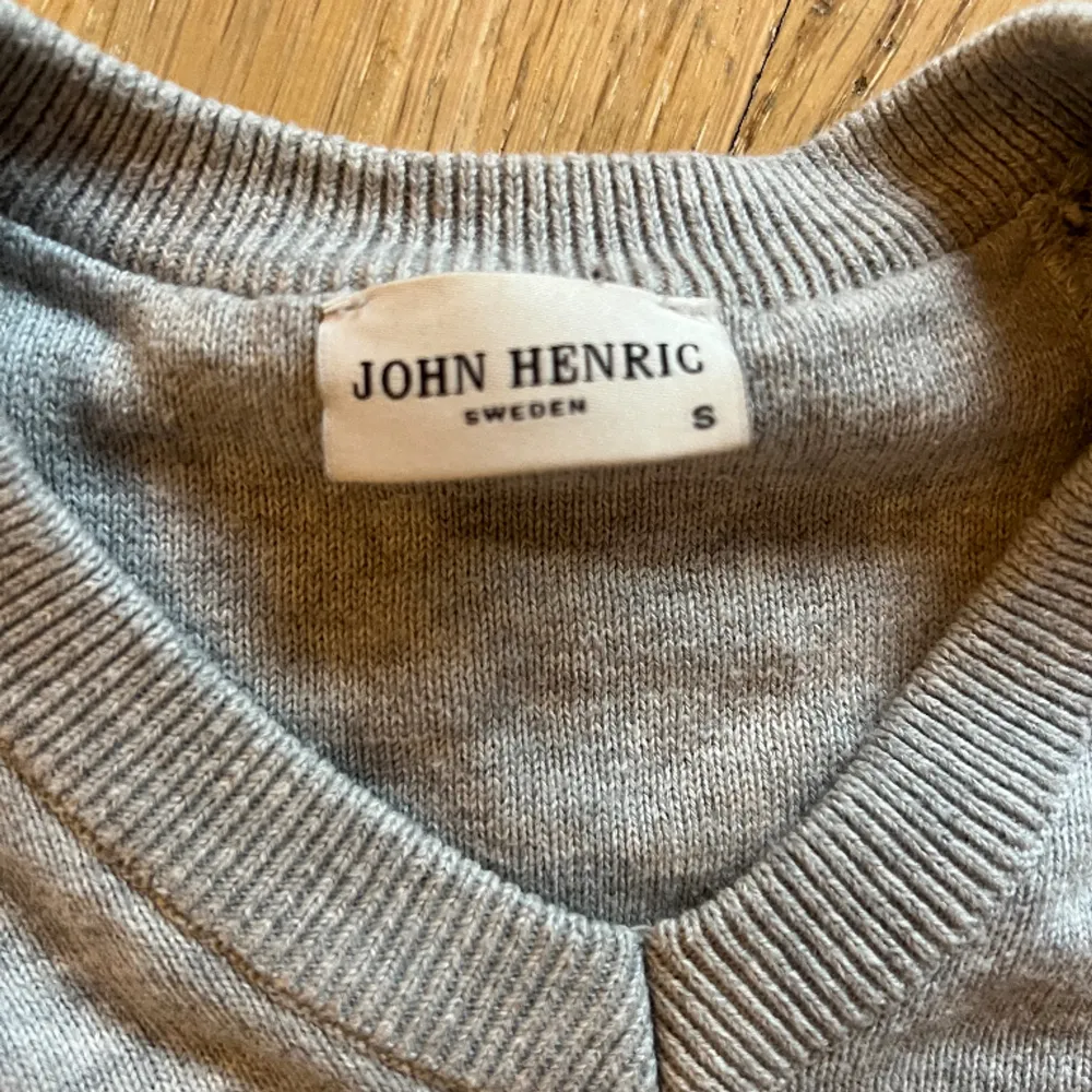 Tja, säljer nu min jättesnygga John Henric tröja! Skicket är 8/10 och den har ej några deflekter. Hör av dig vid minsta tanke!. Tröjor & Koftor.