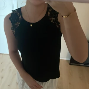Svart linne med spets - Svart linne med spets, super mjukt härligt material i bra skick🥰