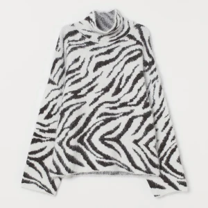 Zebra tröja  - Snygg zebra tröja från H&M som är slutsåld! Har klippt av polokragen själv, skriv för bilder!❣️
