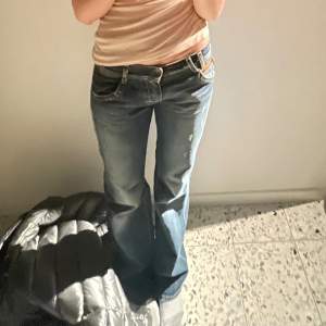 Säljer dessa skit snygga jeans då de inte längre kommer till använding!