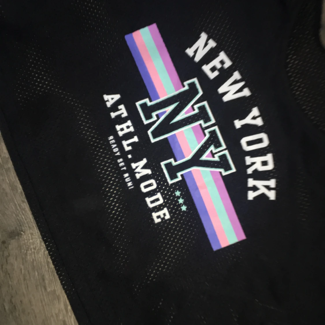 En gymnastik tröja med massa små hål i sig - 91