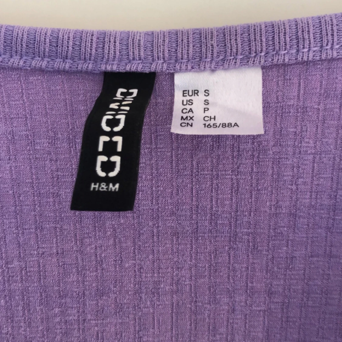 Säljer denna kofta, jätte fin med snören man kan knyta med. Ej använd - 90