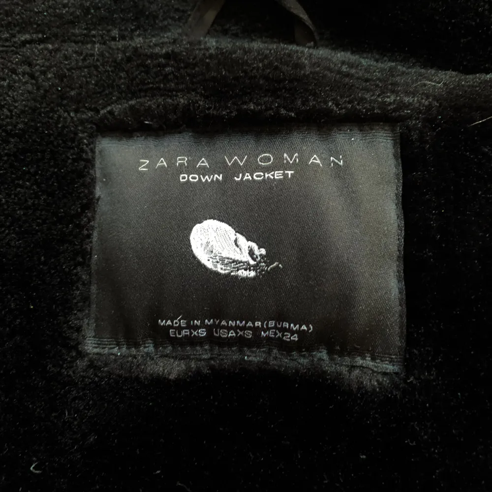 Nästan aldrig använd Zara vinter jacka med dun fjädrar i sig. Bra skick och varm för vinter och höst. Säljs inte längre inom Zaras hemsida och butik. Storlek är Xs men skulle funka för S också. . Jackor.